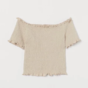 Topp - Färgen på toppen är som på dem två första bilder. Alltså inte så gulbeige som den ser ut på sista bilden. Är i storlek M och aldrig använd. Ord pris 99:-