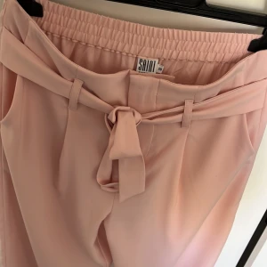 NEW IN BYXOR - Suuuper snygga och eleganta helt nya byxor, kan både kläs upp och ner och passar utmärkt för vår/sommar👌🏽🌸