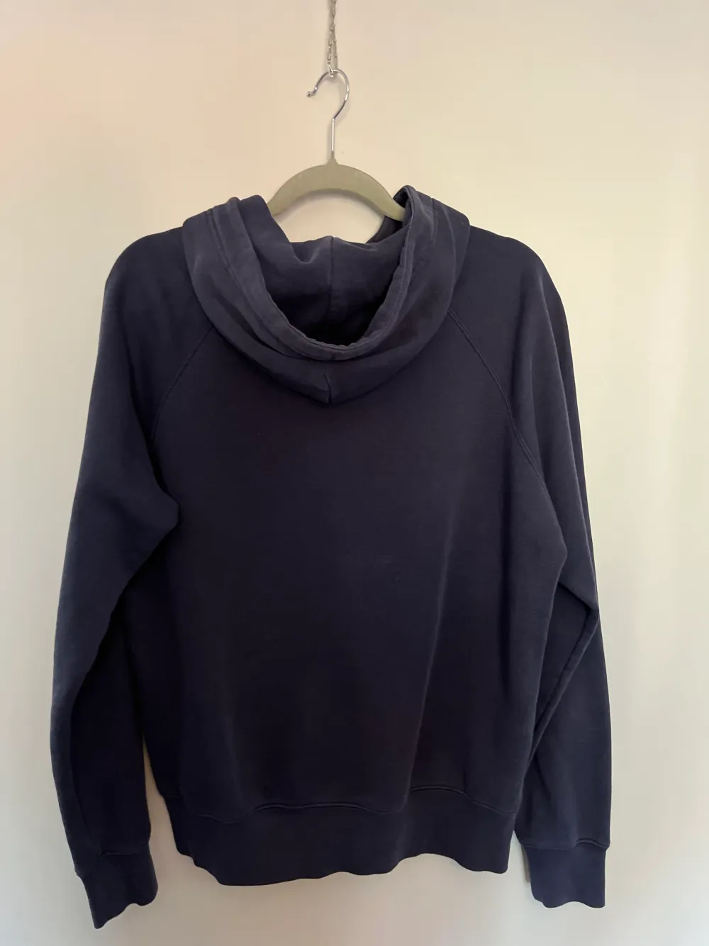 Marinblå Grant hoodie, färgen är lite urtvättad annars är den i bra skick! 💙 ………. Original pris 1250 kr . Hoodies.