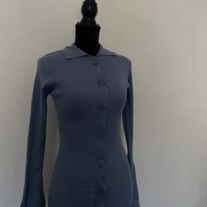 Blå Tröja - Ljus blå tight ribbad tröja från GinaTricot. Verkligen så fin!  Sitter tight och är längre i modellen vilket är sååå snyggt. Säljer pga inte min färg och då den inte kommer till användning😊