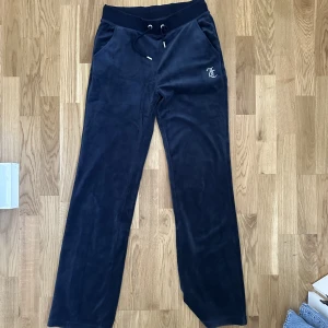 Juicy couture - Mörkblå juicy byxor med glitter texten på rumpan, nyskick