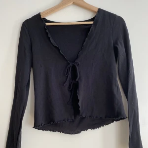 Topp - Söt topp/blus med knyte. Aldrig använd.