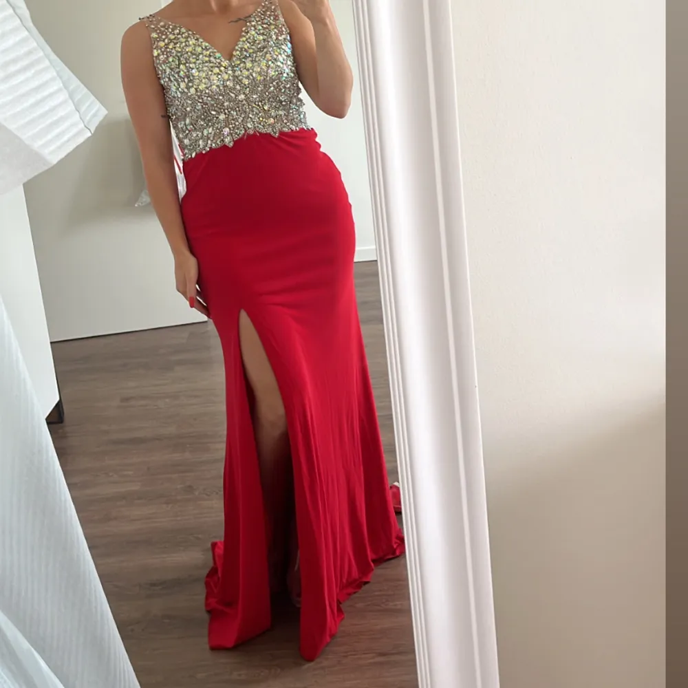 Denna festklänning är WOW!!! Så många komplimanger man fått när man hade på sig den är sinnes.. Har sytt in den/kortat ner så att den ska passa mig som är ca 163cm lång och har lite höfter/röv så att den formar kroppen! Passar en 36 eller en liten 38! 😍. Mekot.