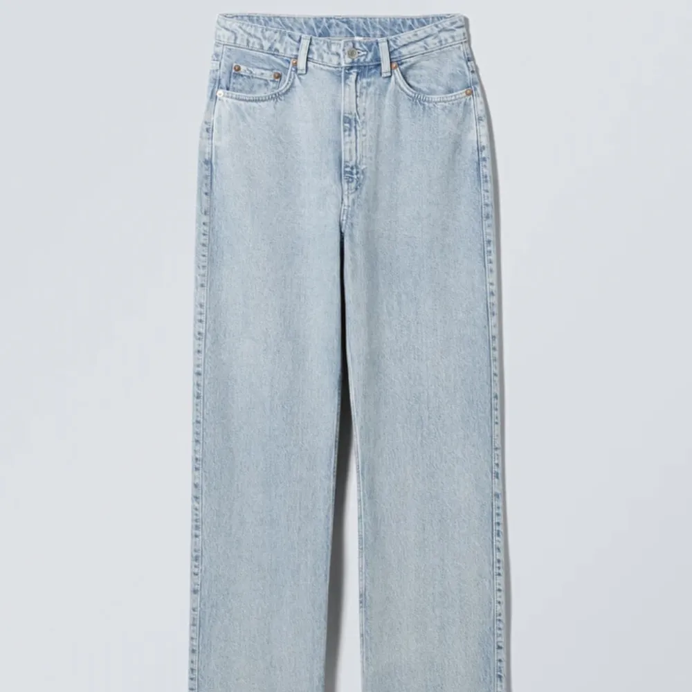 Jeans ifrån weekday, för små för mig nu tyvärr. Modellen heter Row storlek 29/32. Jeans & Byxor.