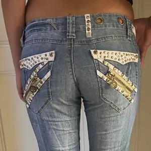 Säljer dessa så snygga unika jeans. Passar mig perfekt som vanligtvis brukar ha s. 