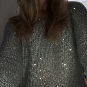 Glittrig stickad tröja🪩✨⭐️ - Säljer min gråa glittrig sticka tröja från cubus. Jätte vacker men kommer inte till använding. Storlek m men passar xs-m beroende hur man vill att den ska sitta⭐️ säljer för 99kr+frakt.🫶