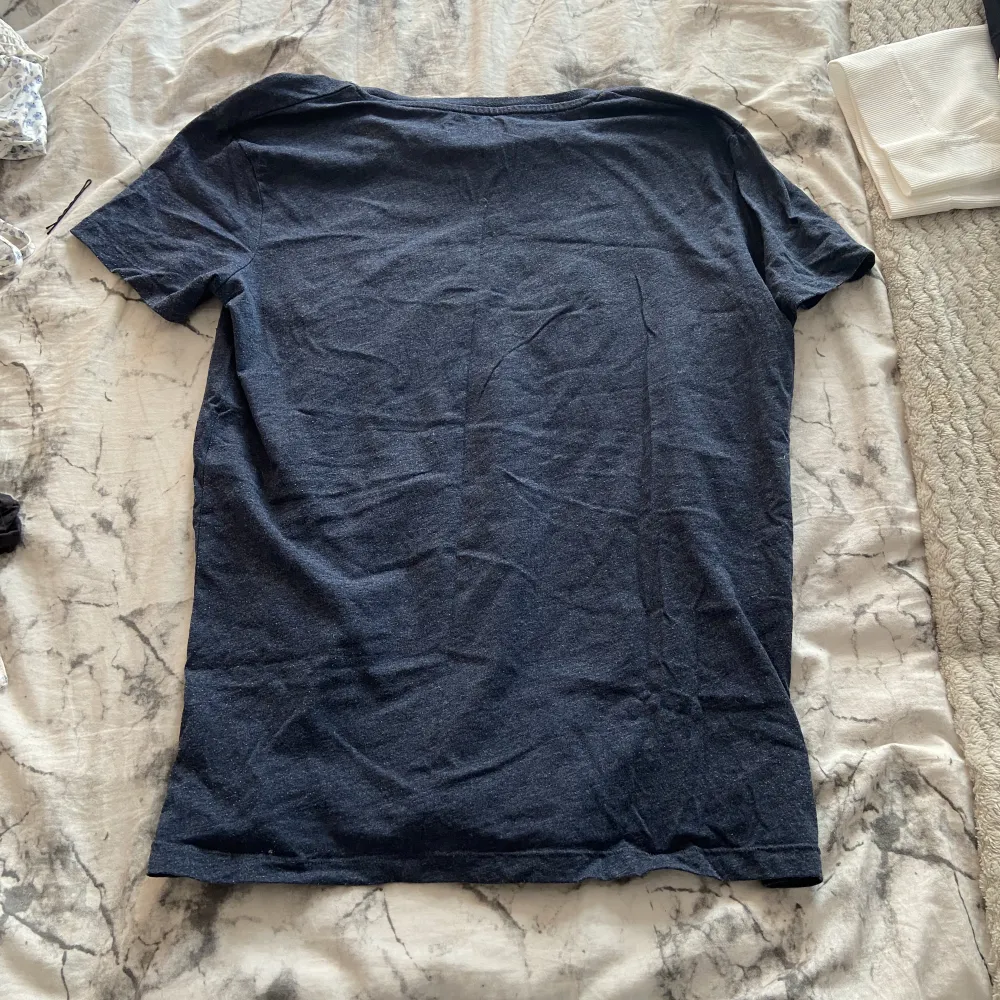 En mörk blå t-shirt,står new york.kostar 30kr+ frakt 20kr. T-shirts.