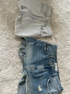 Zara jeansshorts  - Så fina jeansshorts som tyvvär ej passar längre, båda är ifrån zara!💕 200 kr styck