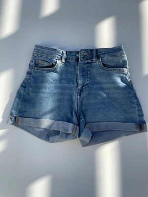 jeansshorts - Mörka jeansshorts från h&m i bra skick, storlek 38 men med bra stretch. Högmidjade. 