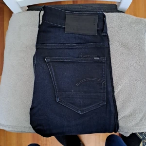 G-star jeans - Model 3301 Low tapered.     Är i princip oanvända och i lika bra skick som när den köptes. Säljs pga fel storlek   Storlek: W29 L32