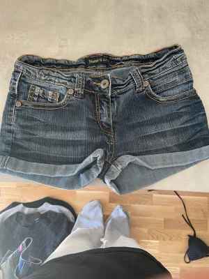 Lågmidjade jeansshorts - Lågmidjade jeansshorts i jättebra skick!
