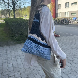 Virkad väska i olika färger - Virkade denna väska med återvunnet garn som passar perfekt till både jeans eller en neutral outfit! 