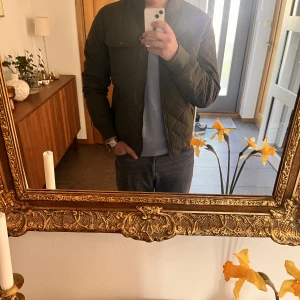 Levis Jacka - Skit snygg oanvänd Levis sommar/höst jacka. Fick den i present men den är tyvärr inte min stil. Kostade 150$ nypris men somsagt aldrig använd