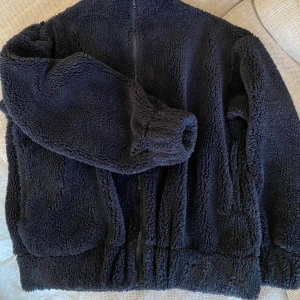 Teddy jacka  - ”Cozy Teddy jacka” från Nelly Storlek S Använd Max 2 gånger  Kan mötas upp i Sthlm, kan även frakta men då står köparen för frakt😄