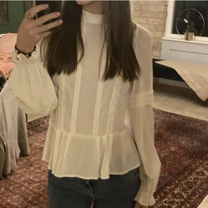 Blus - Jätte söt blus med spetts. Använd en gång, passar perfekt till finare tillställningar. Storlek 34 och passar då en XS och S 💗💗