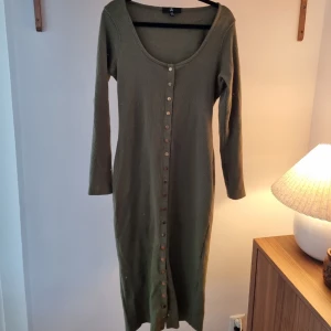 Bodycon dress - Fin bodycon klänning med gulddetaljer