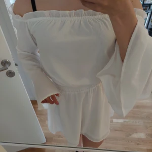 Sommarklänning  - Sommarklänning som är luftig och skön. Breda armar och en stretching resår i midjan.  Stor i storleken. Skulle säga S.