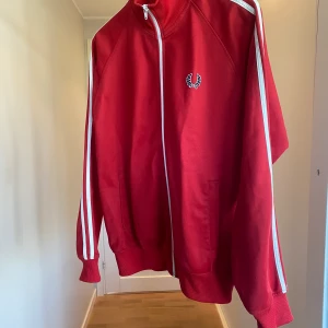 Fred Perry Tröja - Röd Fred Perry Tröja Storlek: M Skick: 10/10, som ny