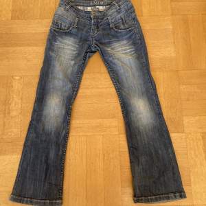 Blåa utsvängda Lågmidjade jeans i storlek S, eller 28/30. Inte använda ofta och har inga hål osv  