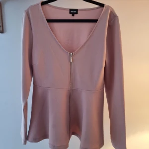 Ljusrosa peplumkofta - Med gulddetaljer. Använd fåtal gånger.