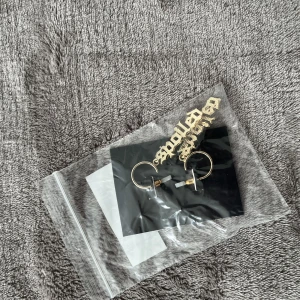Örhänge  - Oöppnade örhängen med texten spoiled🤍 Köpare står för fraktkostnaden!