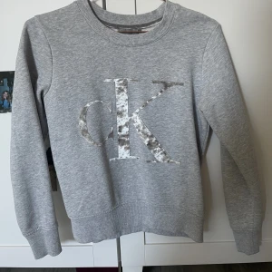 Calvin Klein tröja - Snygg grå tröja från CK. Väldigt bra skick!