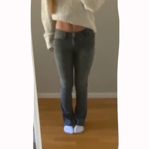 Gråa Mid/Lågmidjade bootcut! - Intressekoll på dessa gråa mid/lågmidjade bootcut jeans! Märket är diesel, Doris-Bootcut i storlek W26 L30 och går ner till golvet på mig som är ca 160cm! 💓  