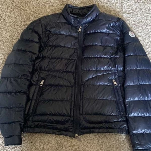 Moncler jacka - Äkta moncler. Knappt använd. Har qr kod och industries tag. Har även NFC Scan när man lägger kameran mot moncler märket. Kan sänka vid snabb affär. 