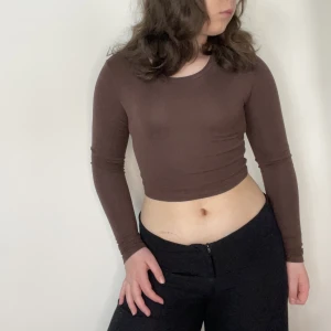 brun topp🤎 - Brun Zara topp som är ett perfekt plagg att göra en snygg outfit med🤎🐻🍂