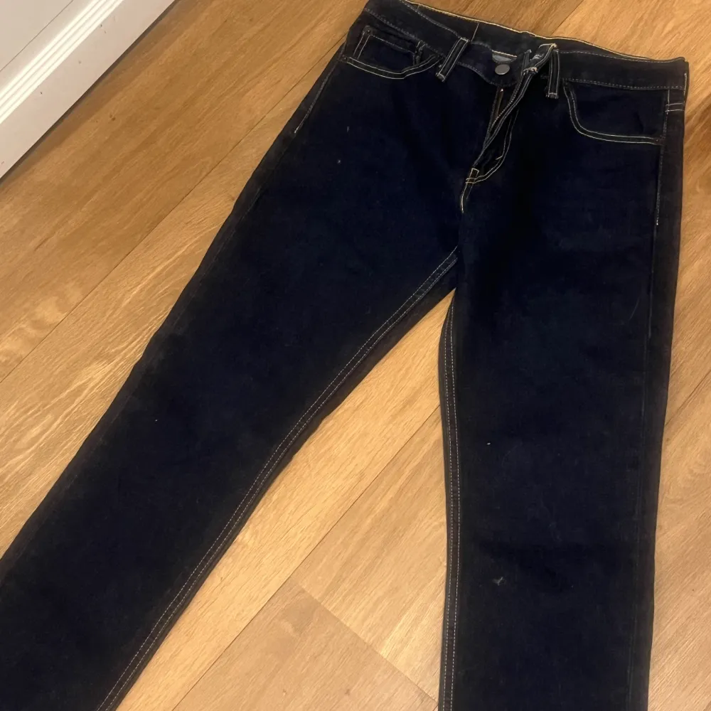 Hej!Jag säljer ett par Lågmidjade levis jeans 511 i storlek w 30 L 32, Dom sitter jätte fint som 36!! Jag kan skicka bättre bilder på dm sen!!De är mörkblå. Jeans & Byxor.