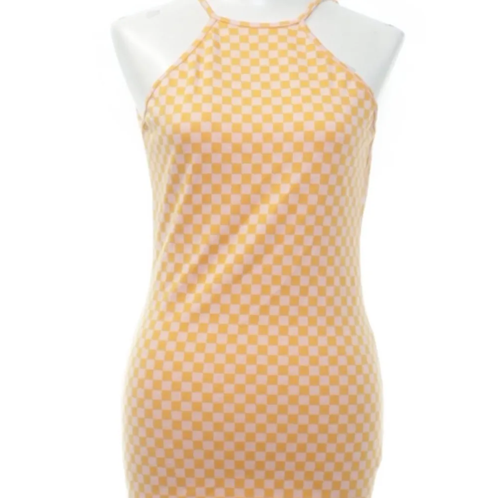 Säljer denna orangea klänningen från Bershka pga inte använt alls. Säljer för 100kr + frakt. . Klänningar.
