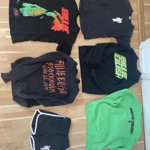 Säljer klädpack, mycket bra skick. Storlekar: -Svart t-shirt med loga: 140 -Svart sweatshirt med grönt tryck: XS -Grön tröja med svart tryck: XS -T-shirt med multifärgat tryck: 146/152 -Stockholm Tour hoodie: S -shorts: ? (Funkar på 140-150 + frakt