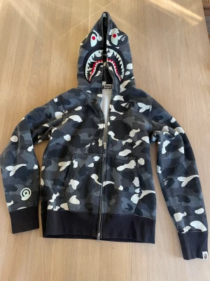 Bape hoodie - Säljer min bape hoodie nästan helt oanvänd köpte den och den va för liten. Nypris ca 6000