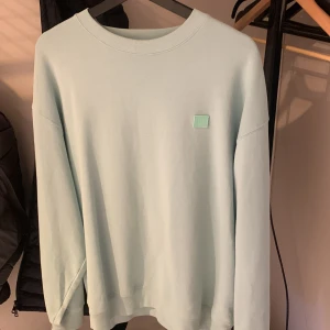 Acne crew neck sweatshirt spearmint green - Acne crew neck sweatshirt i storlek M. Tyvärr för stor för mig så bara testat den. Nypris 2000kr. Kvitto finns