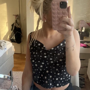 Söt topp - Såå söt och fin topp som endast kommit till användning en gång. Vid frågor är det bara att höra av er, köparen står för frakten💕