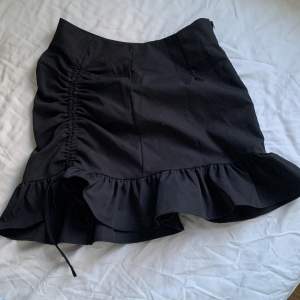 Svart volang kjol från shein i bra skick.❤️‍🔥