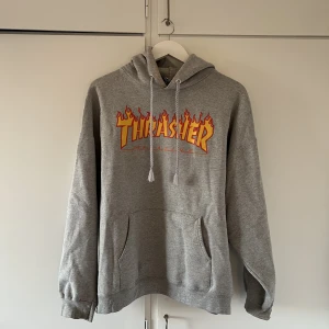 Thrasher hoodie - Grå thrasher hoodie Stl L 250kr