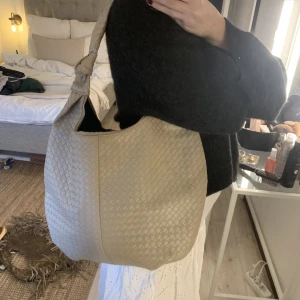 Bottega veneta liknade väska! - Så fin beige bottega liknande väska! Aldrig använd så i nyskick! Rymmer mycket! Och är du så så fint material! Bara att skriva för fler bilder!🫶🏻💕