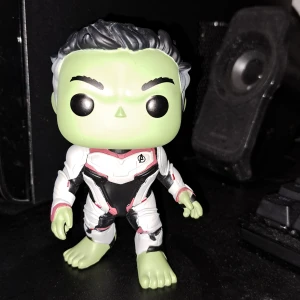 Hulk från endgame funko pop - Hulk funko pop från Avengers: Endgame filmen med studsande huvud. Ca 13 cm hög.