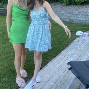 Blommig zara klänning - Säljer nu denna jättefina somriga klänning från Zaras förra sommarkollektion, jättefin passform och jätteskönt material som är perfekt för varma dagar!! ❤️❤️