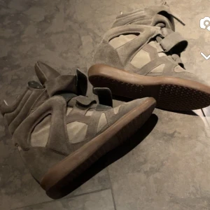 Isabel marant skor🙌🏻 - Intressekoll på mina jätte fina isabel marant skor i modellen Beckett som jag fick i födelsedagspresent. Jag hade helst bytt mot ett par isabel marant skor i modellen Bobby!!💖(sista bilden)