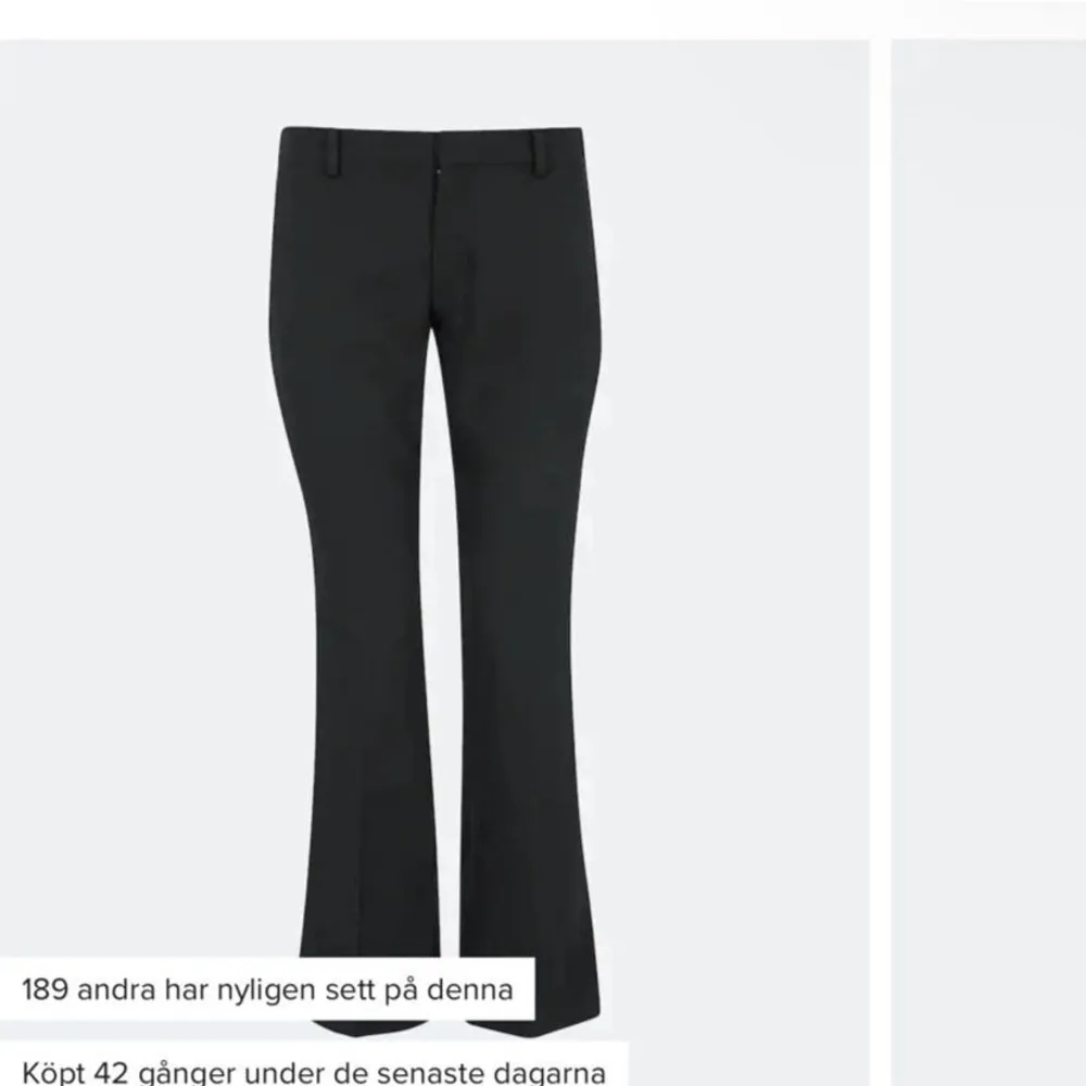 Säljer dessa så fina kostymbyxor som tyvärr är för små för mig. Modell Vera från BikBok❤️. Jeans & Byxor.