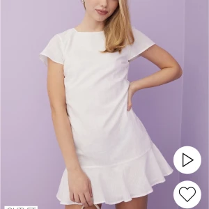 Studentklänning - Helt ny klänning från Nelly. Prislappar kvar aldrig använd. Jättefin och perfekt till studenten. Säljer då jag hittat en annan. Nypris 449kr💓😊