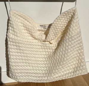 Topp - Topp från Pull&bear i storlek M, skulle dock säga att den snarare är i S. Säljer pga att den är för liten.