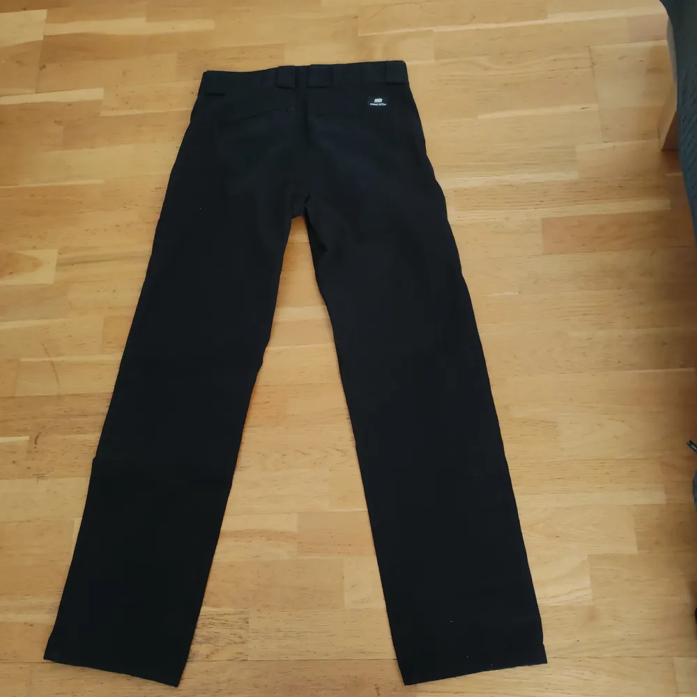 Jag säljer ett par Sweet Big Skate Chinos. Det är skate byxor. Dem är lite baggy men inte mycket. Och dem är i bra skick Storlek: w26=small. Jeans & Byxor.