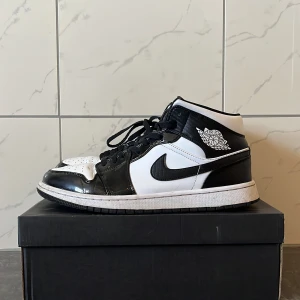 Air Jordan 1 mid carbon fiber - Nypris: 3500, Nytt pris kan diskuteras vid snabb affär. Skorna köptes för ungefär ett halvår sedan. Finns även vita skosnören (lite sämre skick)