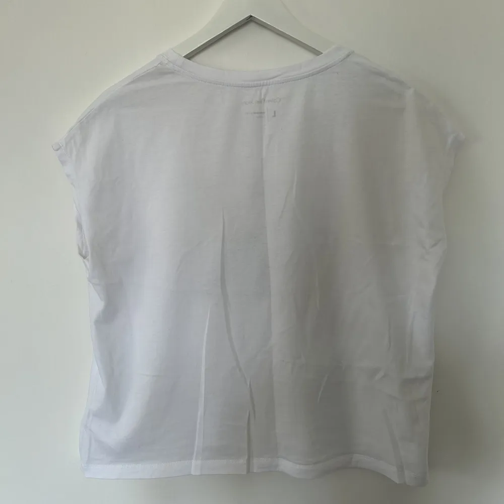 Vit t-shirt med tryck från Calvin Klein.  Använd fåtal gånger. Storlek L 100% cotton ✨✨✨. T-shirts.