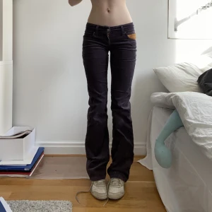 Manchester byxor  - Fina vintage mörklila Manchester byxor från levis! 💗💗sitter perfekt i midjan och över låren!  midjemått: 76cm innerbenslängd: 80cm