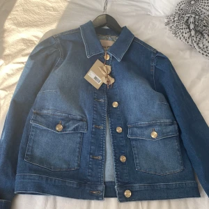 Mos Mosh Jeansjacka - Jeans jacka från Mos mosh i storlek M! Aldrig använd 😊