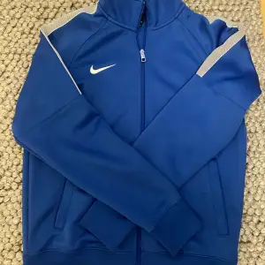Snygg blå nike Hoodie, köpt från Nike för 999kr för 1 år sedan. Säljer nu för 499kr. 